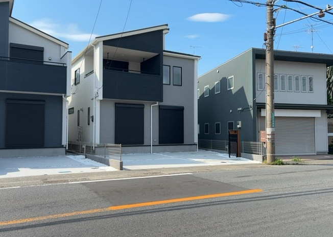 【前面道路含む現地写真】 | 住宅用の土地では前面道路に2m以上接していなければならないと法律で定められています。しかし、お持ちの車のサイズやライフスタイルなどにより、2mでは利便が悪い場合もございますので、事前に確認しましょう。