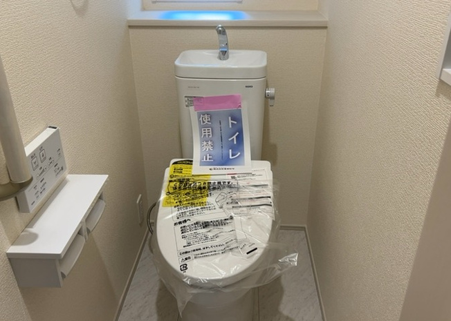 【トイレ】 | トイレは大きさや形、機能、抗菌性などが異なる多種多彩なタイプが各メーカーから出ています。それぞれに良さがあるため、事前にどういったタイプのトイレがいいのかをご家庭内で決めて、内見に行くといいでしょう。
