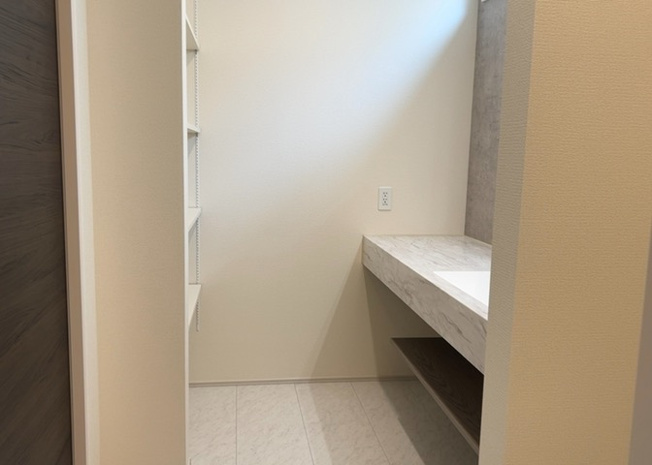 【脱衣所】 | 多くの戸建て住宅で見かける洗面脱衣所は、洗面台と洗濯機が2畳ほどのスペースに並べられていて、洗面所が脱衣所を兼ね備えている間取りが一般的です。お客様が利用することもある、パブリックな空間でもあります。