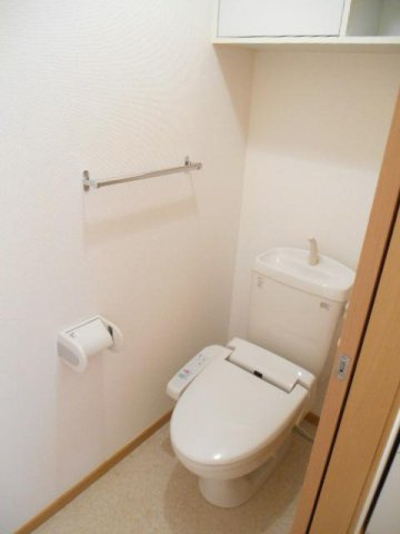 【賃貸アパート】アドラブール　Ｂのトイレ|ゆったりとした空間のトイレです