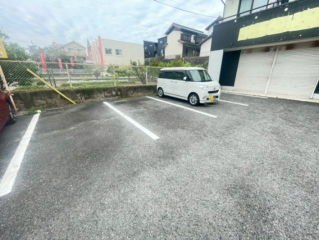 グランデージ向日葵　店舗の駐車場