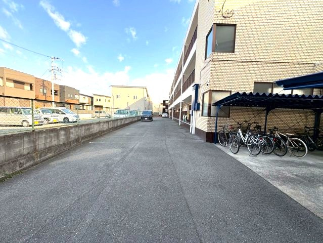 グローバル伸和の駐車場