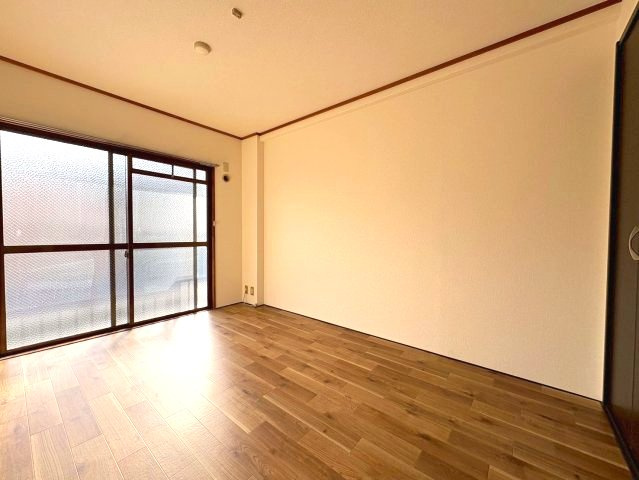 グローバル伸和の洋室