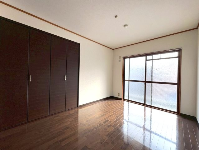 グローバル伸和の洋室