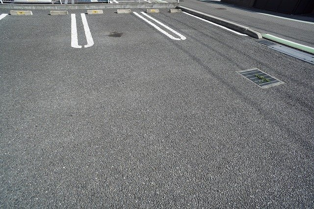 【賃貸アパート】アドラブール　Ａの駐車場|駐車場があるので、車を買う予定の方も安心です