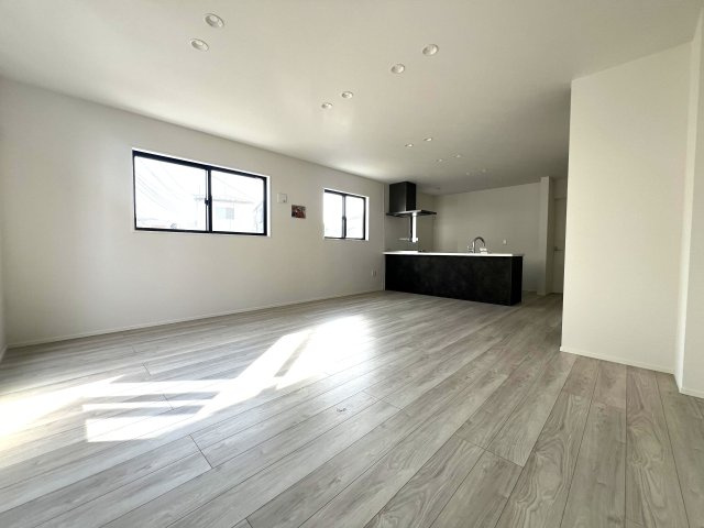 ◆川口市仲町５期の居間・リビング|プライベート性が高く、外部の視線が気にならず落ち着いて暮らせる２階リビング