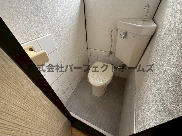 池田西町テラスハウス　賃貸のトイレ|コンパクトで使いやすいトイレです