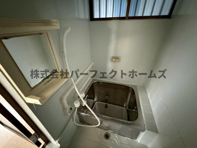 池田西町テラスハウス　賃貸の浴室|コンパクトで使いやすいお風呂です