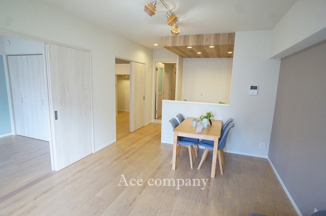 【居間・リビング】 | ライフコートフドウ育和公園ハイツ | 【LDK：約13.8帖】クロス貼替え、フローリング張替え、水廻り設備一新、建具新調、ハウスクリーニング済みです☆