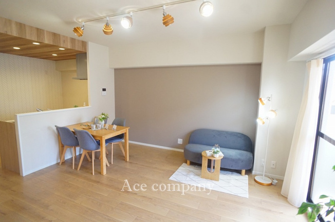 【居間・リビング】 | ライフコートフドウ育和公園ハイツ | 【LDK：約13.8帖】※設置されている家具・小物・照明はディスプレイ用です。家具付きの販売ではございません。ご了承下さい。