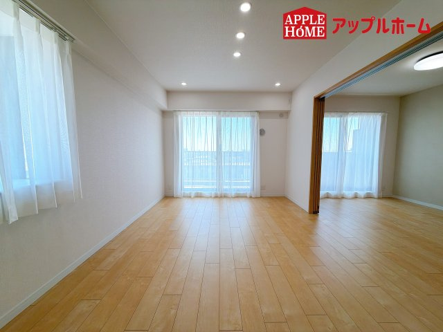 [中古マンション] さいたま市中央区下落合 与野パーク・ホームズの居間・リビング|窓から差し込む光で家族を温かく包み込みます。明るいリビングで子育てする喜びを☆いつでも見学可能です！