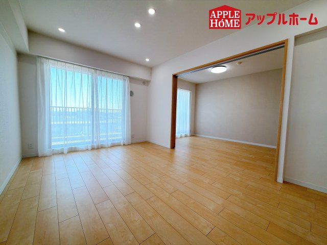 [中古マンション] さいたま市中央区下落合 与野パーク・ホームズの居間・リビング|窓から差し込む光で家族を温かく包み込みます。明るいリビングで子育てする喜びを☆いつでも見学可能です！