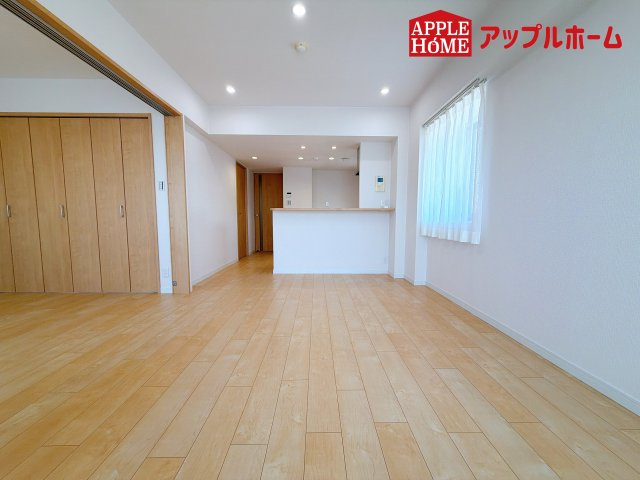[中古マンション] さいたま市中央区下落合 与野パーク・ホームズの居間・リビング|明るい日差しがさすリビングは、家族の憩い空間。お庭を眺めながら、毎日話が弾みそうですね♪