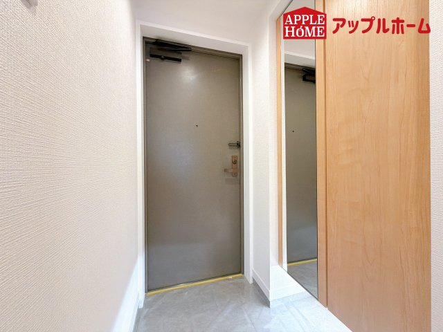 [中古マンション] さいたま市中央区下落合 与野パーク・ホームズの玄関|住まう人も来客も入った時にワクワクさせてくれるオシャレな玄関♪収納もたっぷりあるので、靴がたくさんあっても安心！