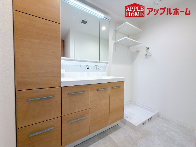 [中古マンション] さいたま市中央区下落合 与野パーク・ホームズの独立洗面台|ゆとりの洗面スペースで朝の身支度も快適スムーズに。３面鏡で髪のセットやお化粧もストレスなくこなせ、朝から気分良く通勤通学に向かえそうですね！鏡の裏にはたっぷりと収納スペースを標準装備