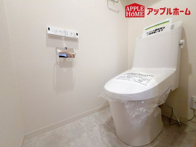 [中古マンション] さいたま市中央区下落合 与野パーク・ホームズのトイレ|白を基調とした清潔感のある明るい空間。温水洗浄便座付きで、毎日快適・清潔に使用できます。操作しやすい壁面リモコンを採用しています。