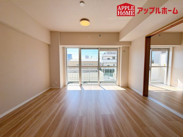 [中古住宅] さいたま市中央区上落合 与野ダイヤハイツの居間・リビング|窓から差し込む光で家族を温かく包み込みます。明るいリビングで子育てする喜びを☆いつでも見学可能です！
