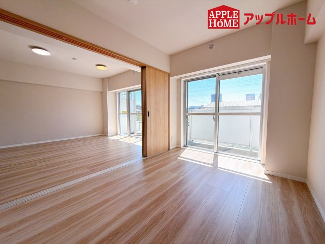 [中古住宅] さいたま市中央区上落合 与野ダイヤハイツの居間・リビング|大きな窓のあるリビングは、陽光あふれる明るい空間です。