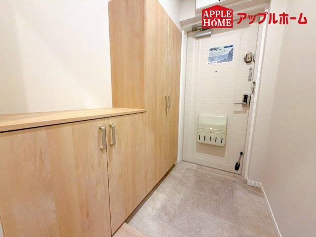 [中古住宅] さいたま市中央区上落合 与野ダイヤハイツの玄関|住まう人も来客も入った時にワクワクさせてくれるオシャレな玄関♪収納もたっぷりあるので、靴がたくさんあっても安心！