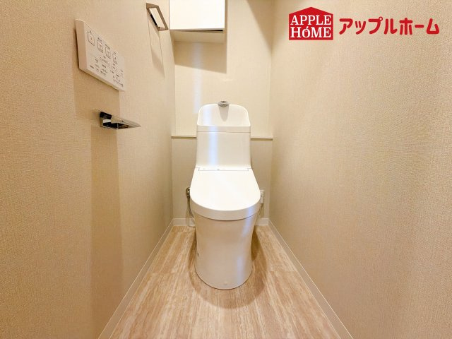 [中古住宅] さいたま市中央区上落合 与野ダイヤハイツのトイレ|白を基調とした清潔感のある明るい空間。温水洗浄便座付きで、毎日快適・清潔に使用できます。操作しやすい壁面リモコンを採用しています。