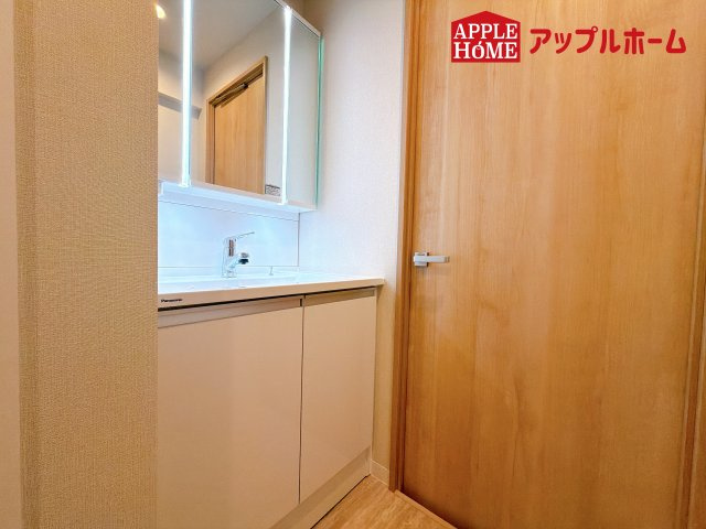[中古住宅] さいたま市中央区上落合 与野ダイヤハイツの独立洗面台|ゆとりの洗面スペースで朝の身支度も快適スムーズに。３面鏡で髪のセットやお化粧もストレスなくこなせ、朝から気分良く通勤通学に向かえそうですね！鏡の裏にはたっぷりと収納スペースを標準装備