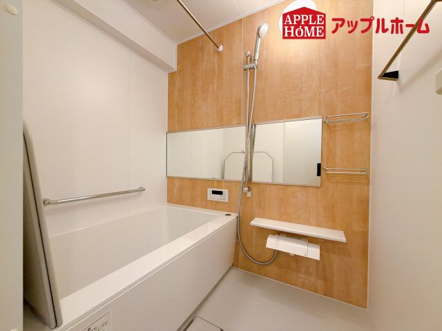 [中古住宅] さいたま市中央区上落合 与野ダイヤハイツの浴室|日常の疲れを癒やすここちのよいユニットバス。お手入れが簡単になる工夫が凝らされているため、手間をかけずに清潔さを保てます。