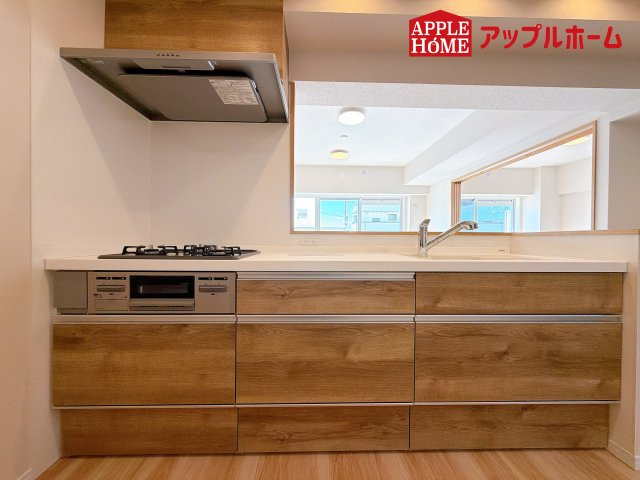 [中古住宅] さいたま市中央区上落合 与野ダイヤハイツのキッチン|見栄えもよくお手入れもスムーズに出来ます。豊富な収納力もございますので、キッチンスペースをスッキリとお使い頂けそうです。