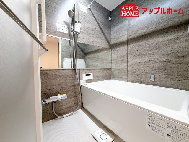 [中古マンション] さいたま市中央区上落合 パークシティ大宮セントラルタワーの浴室|日常の疲れを癒やすここちのよいユニットバス。お手入れが簡単になる工夫が凝らされているため、手間をかけずに清潔さを保てます。