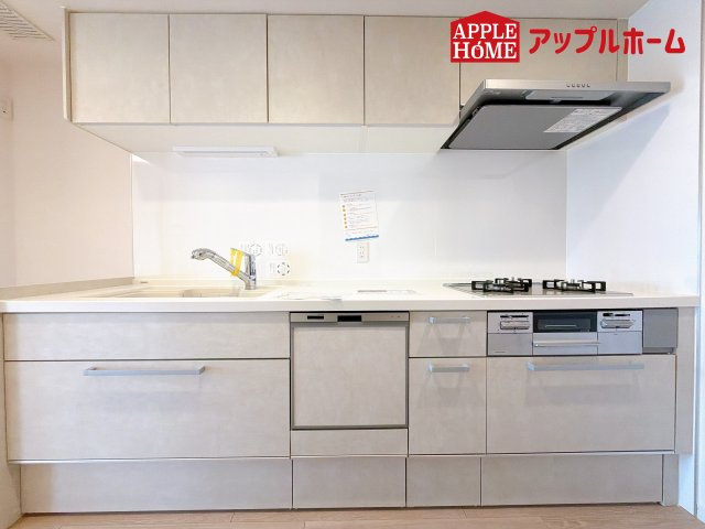 [中古マンション] さいたま市中央区上落合 パークシティ大宮セントラルタワーのキッチン|見栄えもよくお手入れもスムーズに出来ます。豊富な収納力もございますので、キッチンスペースをスッキリとお使い頂けそうです。