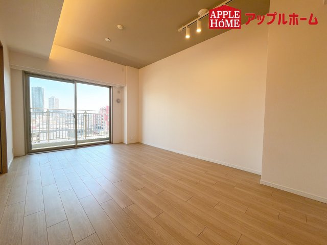 [中古マンション] さいたま市中央区上落合 パークシティ大宮セントラルタワーの居間・リビング|窓から差し込む光で家族を温かく包み込みます。明るいリビングで子育てする喜びを☆いつでも見学可能です！