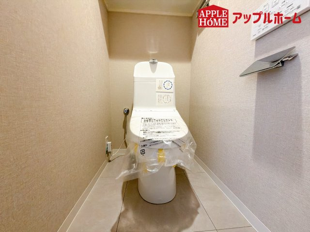 [中古マンション] さいたま市中央区上落合 パークシティ大宮セントラルタワーのトイレ|白を基調とした清潔感のある明るい空間。温水洗浄便座付きで、毎日快適・清潔に使用できます。操作しやすい壁面リモコンを採用しています。