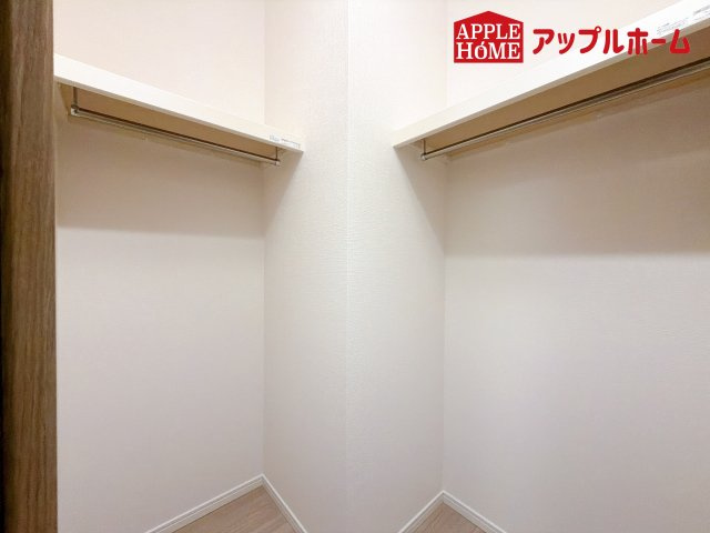 [中古マンション] さいたま市中央区上落合 パークシティ大宮セントラルタワーの収納|お洋服を大切にされる方に大変喜ばれる、ウォークインクローゼット。お洋服以外にも掃除機やスーツケースなどを一箇所に集約できるのは魅力ですね！扉が一箇所ですので、お部屋の見た目にもスッキリ！