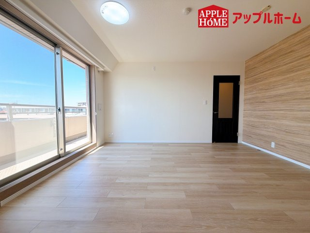 [中古マンション] さいたま市中央区下落合 コルサムSI与野の居間・リビング|窓から差し込む光で家族を温かく包み込みます。明るいリビングで子育てする喜びを☆いつでも見学可能です！