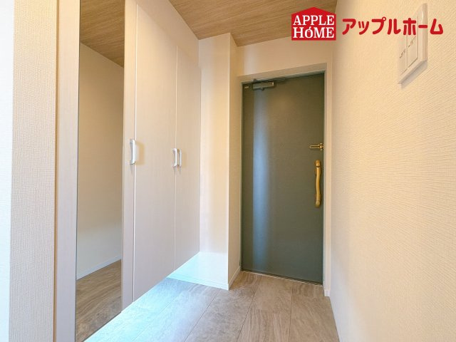 [中古マンション] さいたま市中央区下落合 コルサムSI与野の玄関|住まう人も来客も入った時にワクワクさせてくれるオシャレな玄関♪収納もたっぷりあるので、靴がたくさんあっても安心！