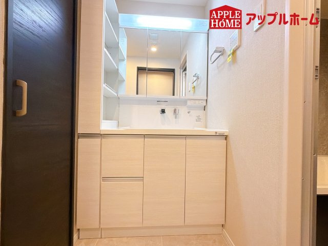 [中古マンション] さいたま市中央区下落合 コルサムSI与野の独立洗面台|ゆとりの洗面スペースで朝の身支度も快適スムーズに。３面鏡で髪のセットやお化粧もストレスなくこなせ、朝から気分良く通勤通学に向かえそうですね！鏡の裏にはたっぷりと収納スペースを標準装備