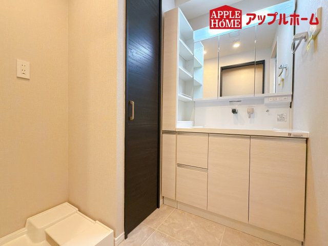 [中古マンション] さいたま市中央区下落合 コルサムSI与野の独立洗面台|ゆとりの洗面スペースで朝の身支度も快適スムーズに。３面鏡で髪のセットやお化粧もストレスなくこなせ、朝から気分良く通勤通学に向かえそうですね！鏡の裏にはたっぷりと収納スペースを標準装備