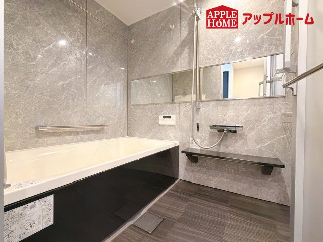 [中古マンション] さいたま市中央区下落合 コルサムSI与野の浴室|日常の疲れを癒やすここちのよいユニットバス。お手入れが簡単になる工夫が凝らされているため、手間をかけずに清潔さを保てます。