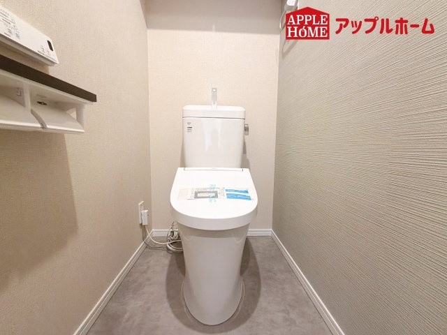 [中古マンション] さいたま市中央区下落合 コルサムSI与野のトイレ|白を基調とした清潔感のある明るい空間。温水洗浄便座付きで、毎日快適・清潔に使用できます。操作しやすい壁面リモコンを採用しています。