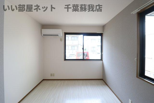ロイヤルハウスAの寝室|落ち着いた色調の寝室です