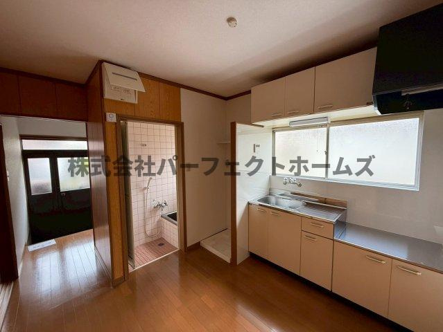 成美町平屋　賃貸のキッチン|コンパクトなキッチンで掃除もラクラク