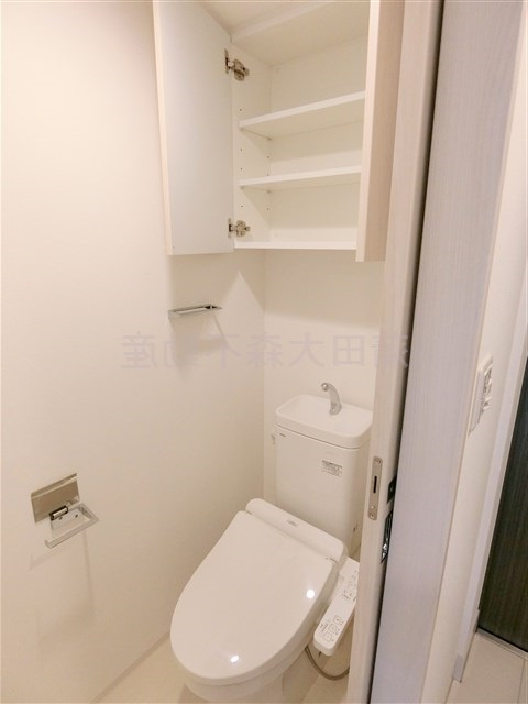 アーバンパーク東六郷Iのトイレ|棚収納と温水洗浄暖房便座付きのトイレ