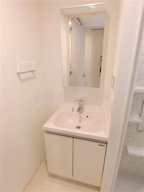 アーバンパーク東六郷Iの洗面所|独立洗面台　鏡裏は収納になっています。