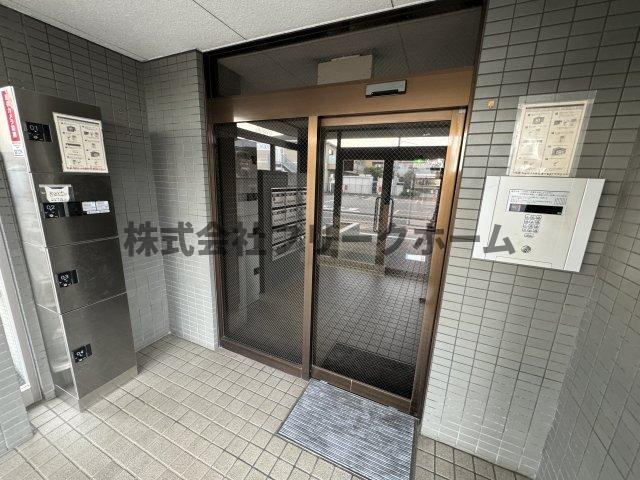 三鷹市牟礼６丁目の賃貸マンションのエントランス