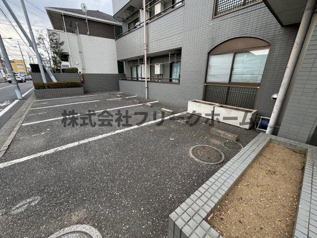 三鷹市牟礼６丁目の賃貸マンションの駐車場