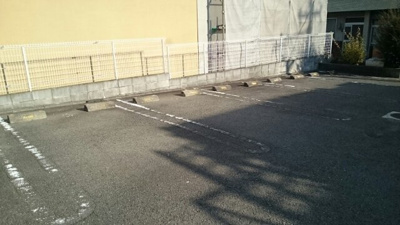 【駐車場】 | アスタ－ラビスタⅢ | 駐車場に車を止められます