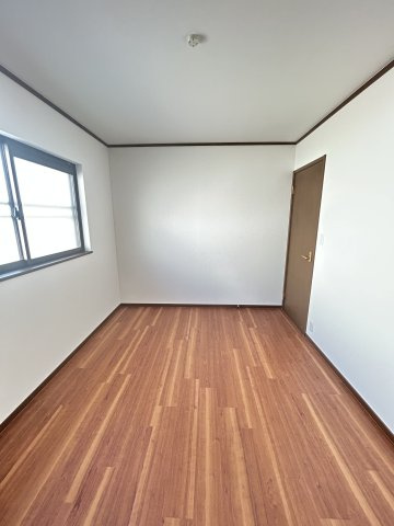 東大阪市新家西町中古戸建の洋室|使い勝手のいい洋室です