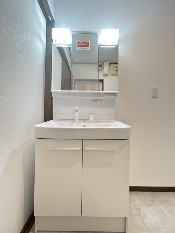 東大阪市新家西町中古戸建の独立洗面台|独立洗面台、朝の身支度には欠かせません