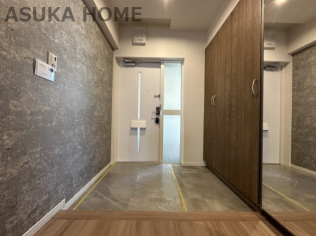 新山下ベイシティ第六号棟 の玄関|収納たっぷりな広々とした、すっきり空間の玄関です。