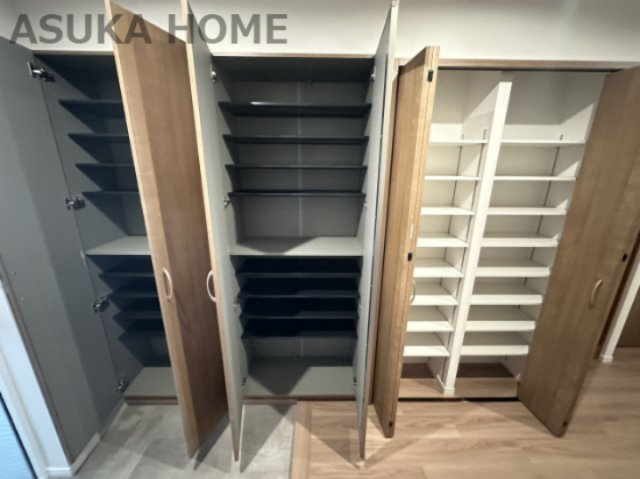 新山下ベイシティ第六号棟 の収納|８帖の洋室のクロゼットの様子です。大きなクローゼットです。