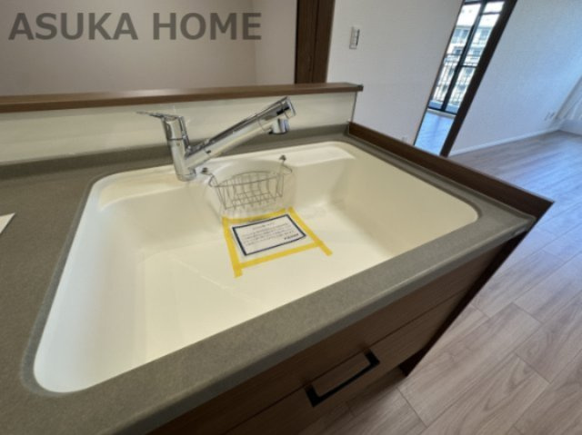 新山下ベイシティ第六号棟 のキッチン|シンクも広く浄水器内臓です。